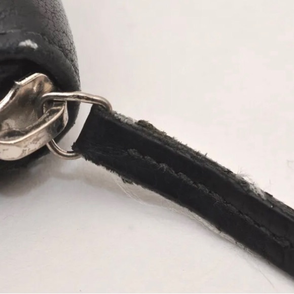 Authentic Gucci woman’s wallet A couple small nicks here and there - Picture 2 of 16